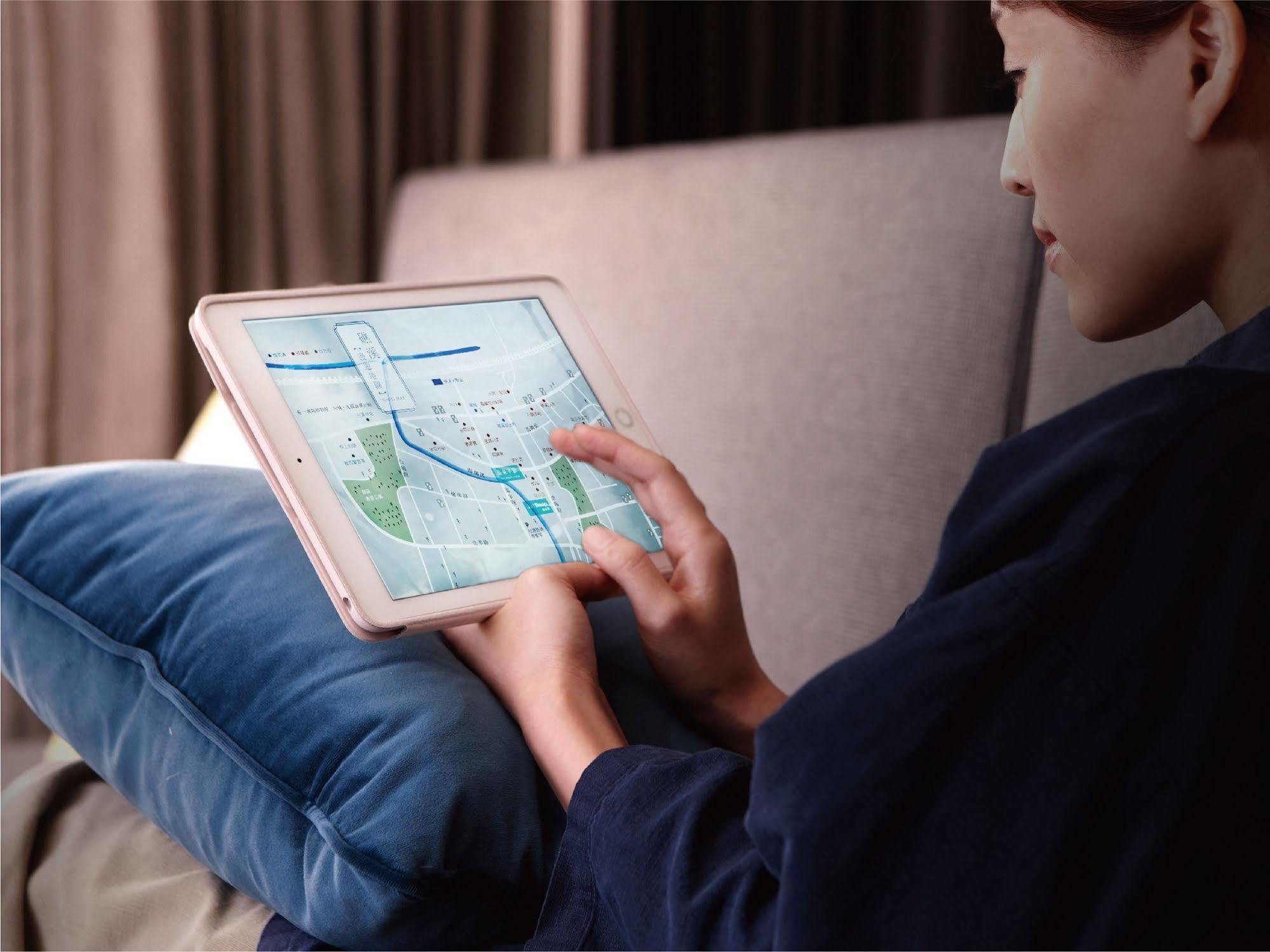 Wellspring by Silks Hotell Jiaoxi Eksteriør bilde A person using a tablet