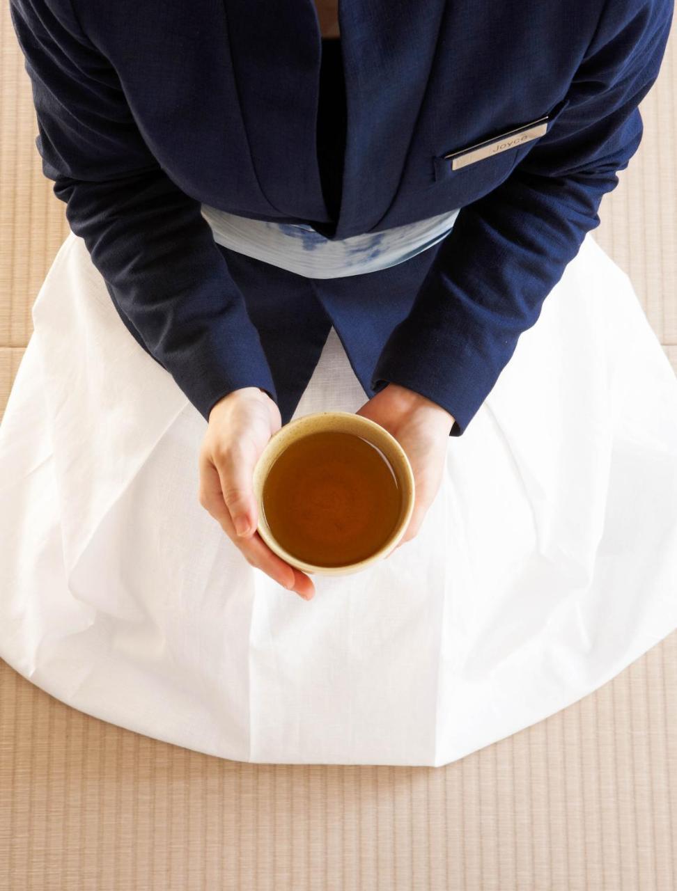 Wellspring by Silks Hotell Jiaoxi Eksteriør bilde A woman holding a cup of tea