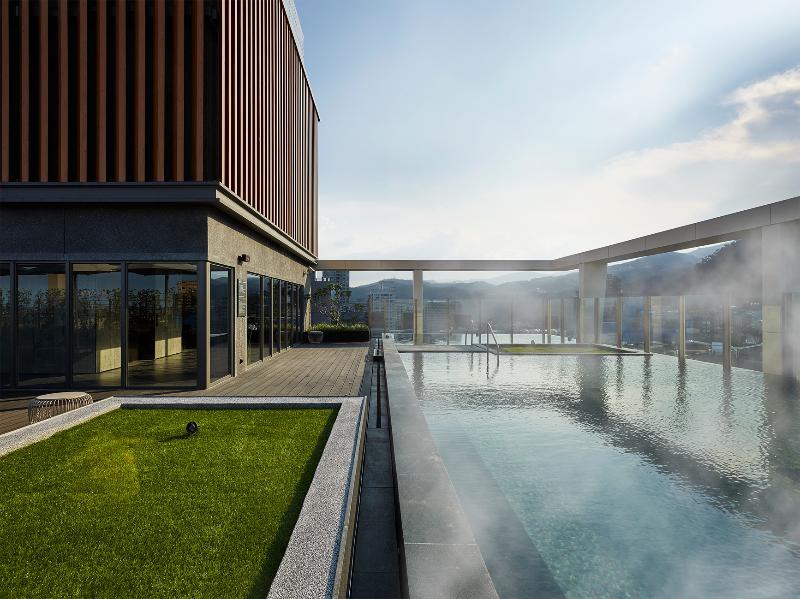 Wellspring by Silks Hotell Jiaoxi Eksteriør bilde The rooftop pool at the hotel